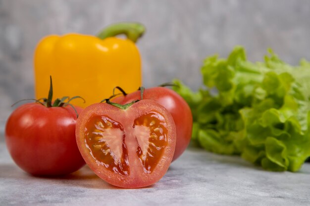 Varios tipos de verduras frescas y saludables colocadas en piedra