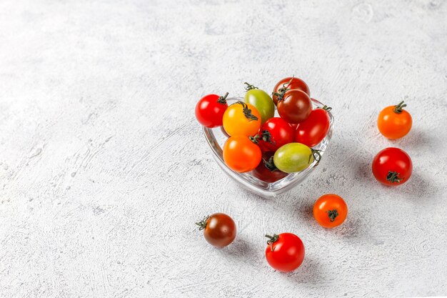 Foto gratuita varios tomates cherry de colores.