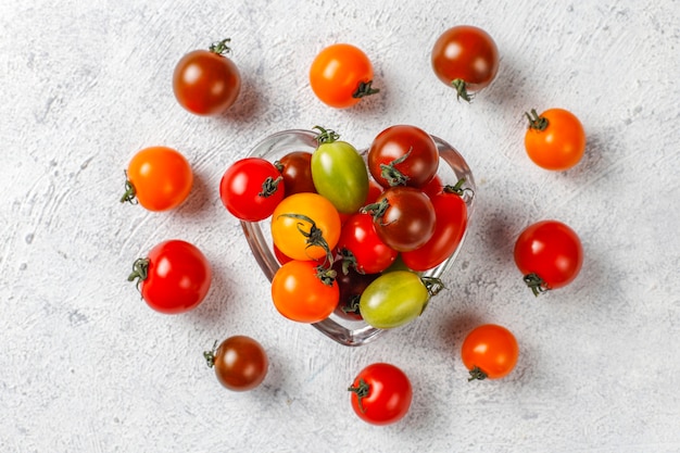 Foto gratuita varios tomates cherry de colores.