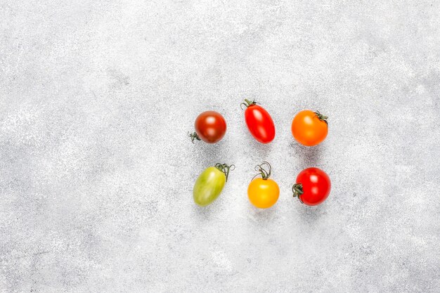 Varios tomates cherry de colores.