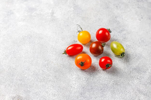 Varios tomates cherry de colores.