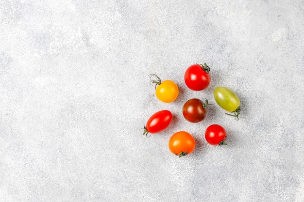 Varios tomates cherry de colores.