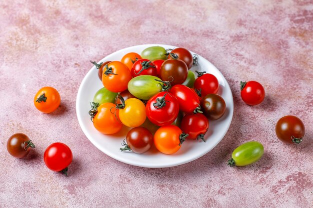 Varios tomates cherry de colores.