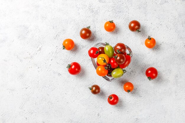 Varios tomates cherry de colores.