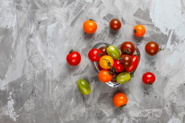 Varios tomates cherry de colores.