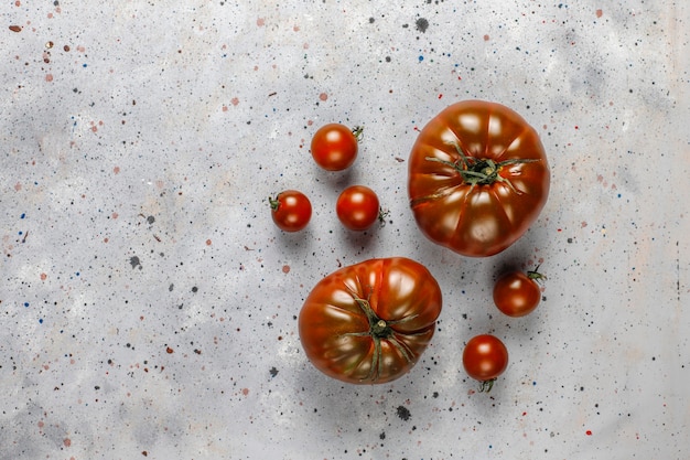 Varios tomates orgánicos frescos.