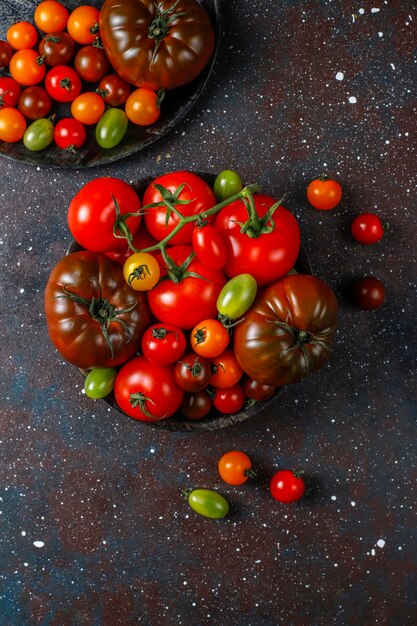 Varios tomates orgánicos frescos.