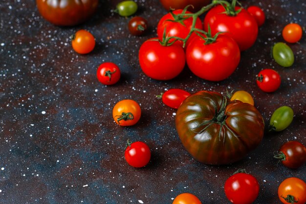 Varios tomates orgánicos frescos.