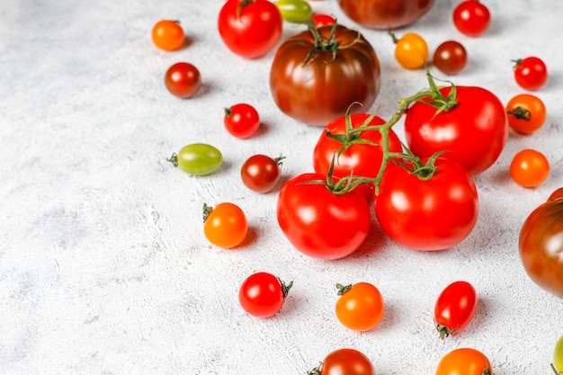 Varios tomates orgánicos frescos.