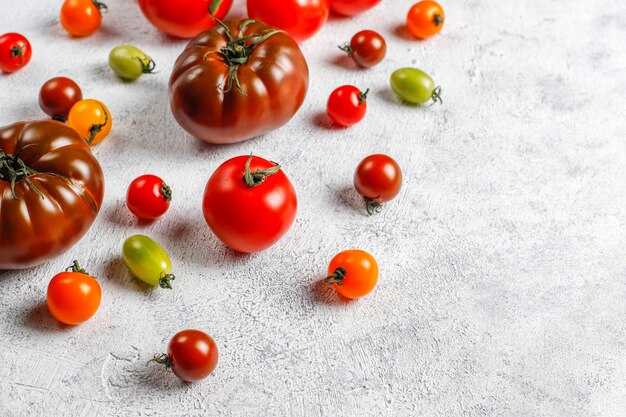 Varios tomates orgánicos frescos.