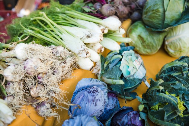 Varios vegetales frescos a la venta en el mercado.