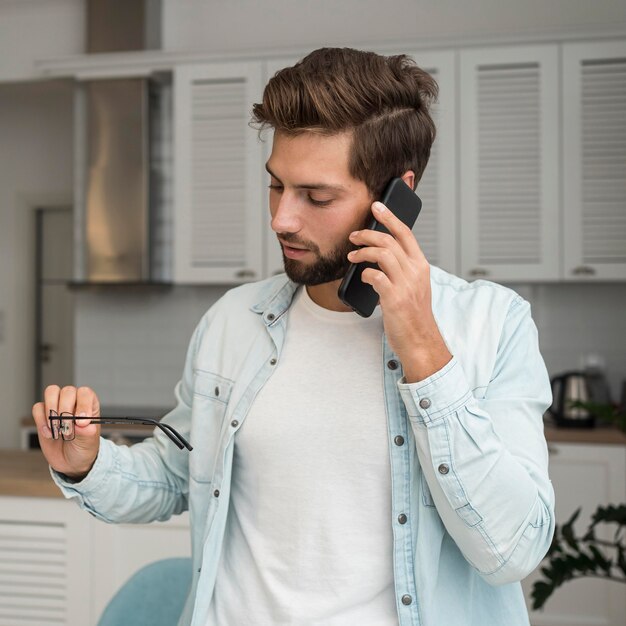 Varón adulto casual hablando por teléfono