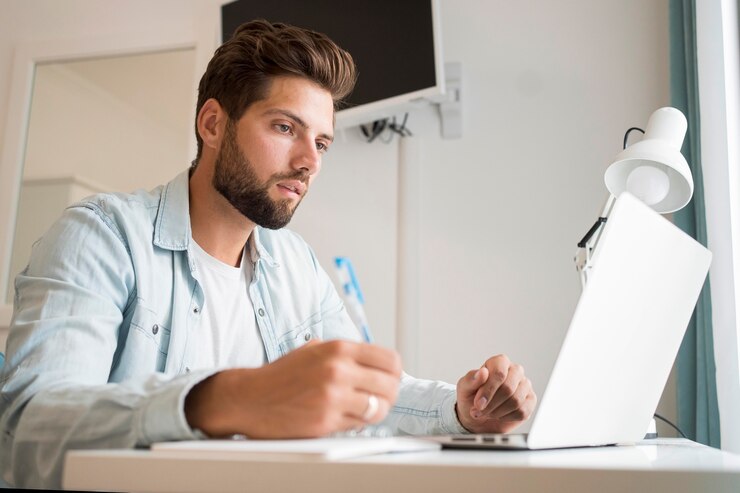 Foto gratuito varón adulto casual trabajando desde casa