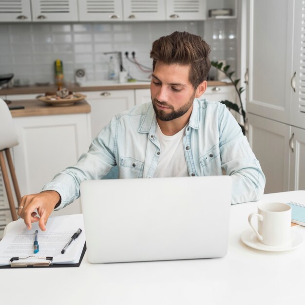 Varón adulto casual trabajando desde casa