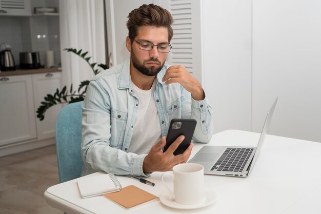 Varón adulto casual trabajando desde casa