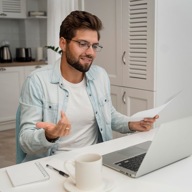 Foto gratuita varón adulto casual trabajando desde casa