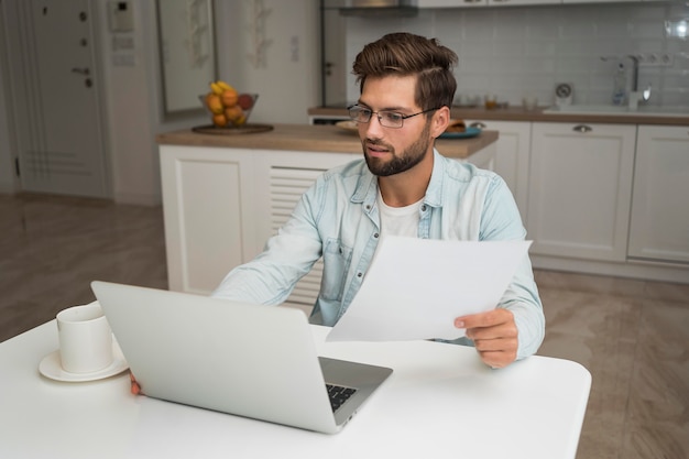 Varón adulto casual trabajando desde casa