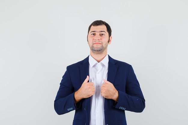 Foto gratuita varón joven en camisa