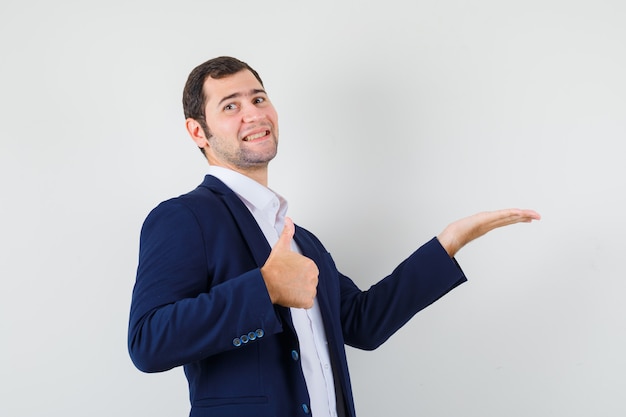 Varón joven en camisa