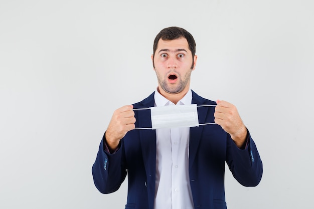 Foto gratuita varón joven en camisa