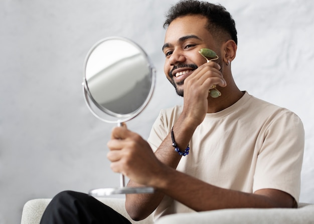 Foto gratuita varón joven haciendo rutina de autocuidado