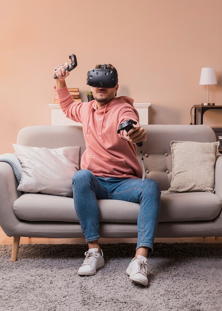 Varón joven jugando con auriculares virtuales