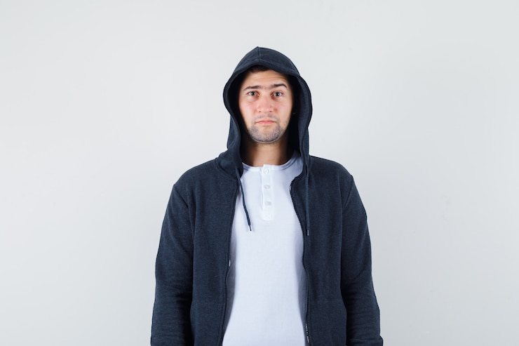 Foto gratuito varón joven mirando a cámara en camiseta, chaqueta y elegante. vista frontal.
