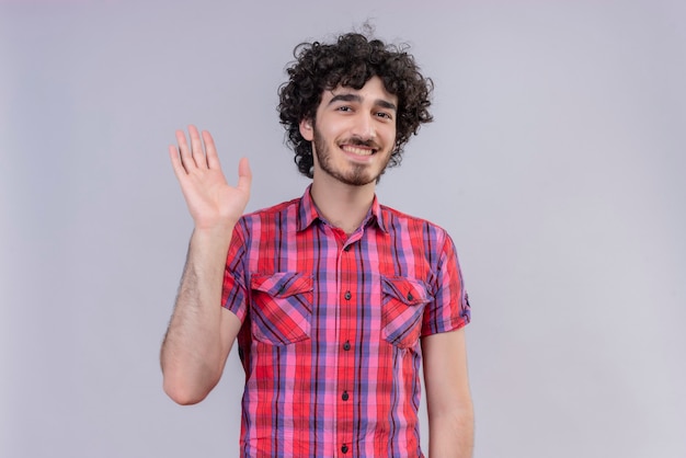 Varón joven pelo rizado aislado camisa colorida ondeando