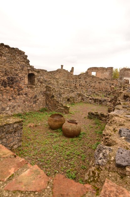 Vasijas de cerámica antiguas encontradas en las ruinas de un edificio en Pompeya, Italia.