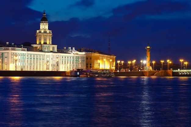 Vasilyevsky isla en la noche