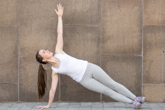 Foto gratuita vasisthasana, side plank pose