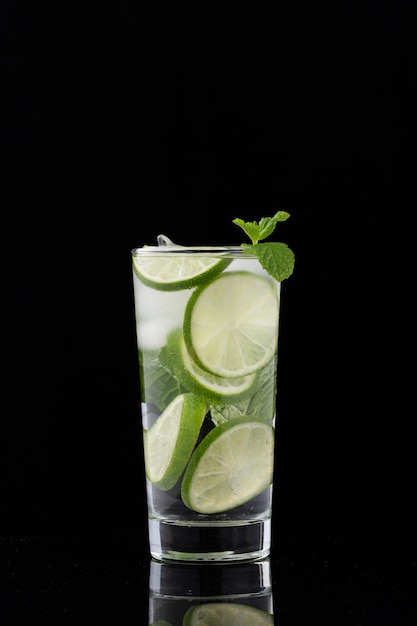 Foto gratuita vaso de agua fresca con limón