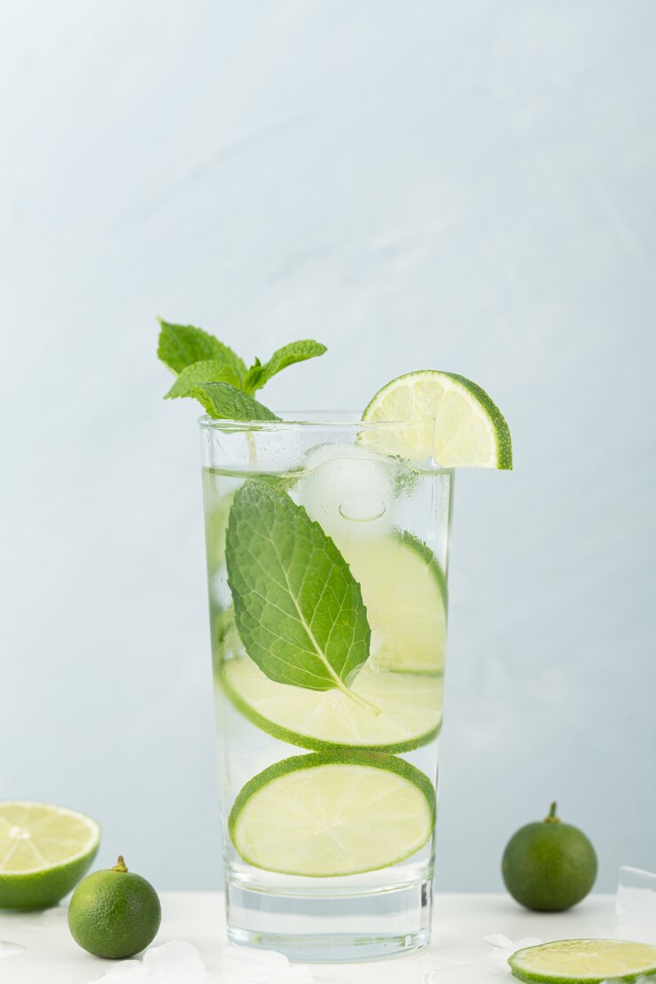 Foto gratuito vaso de agua fresca con limón