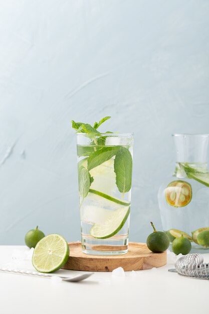 vaso de agua fresca con limón