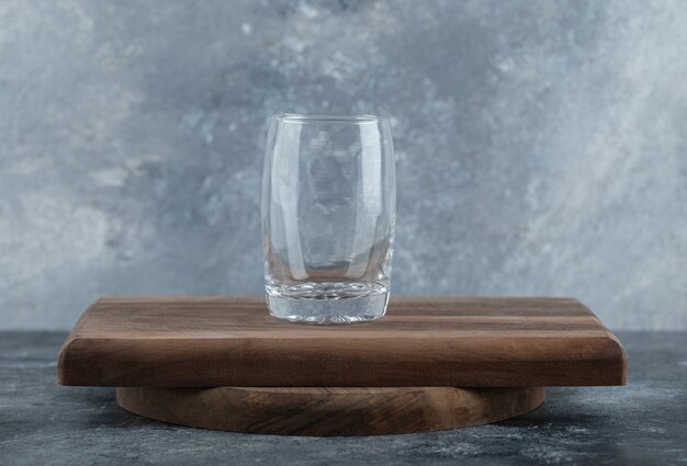 Vaso de agua fría sobre tabla de madera.