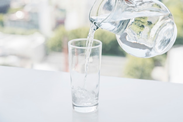 Foto gratuita vaso de agua jarra llenando