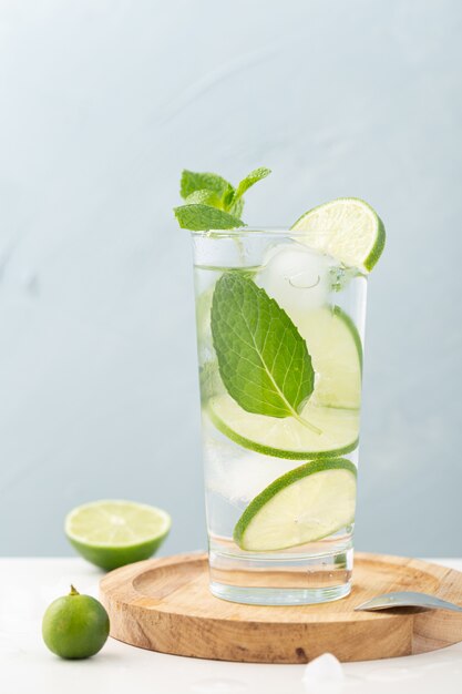 vaso de agua con limon