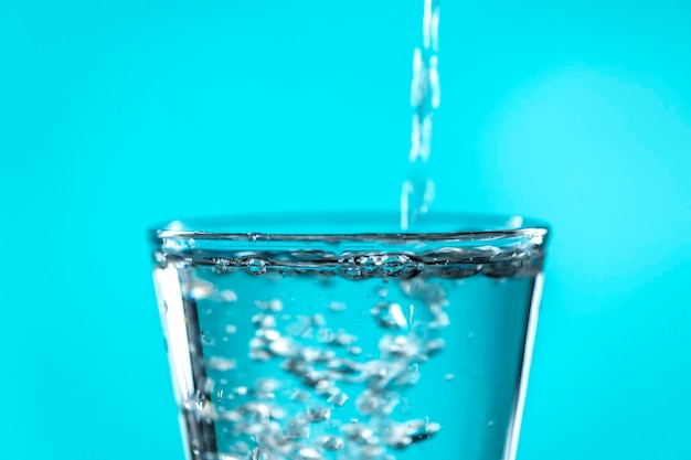 Foto gratuita un vaso de agua macro disparo