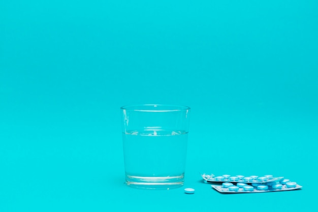 Vaso de agua y pastillas