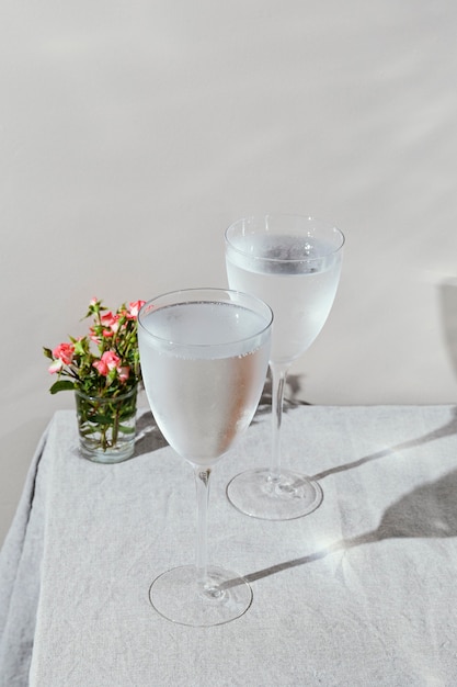 Vaso de agua con pétalos de flores