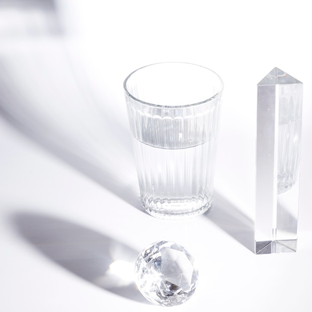 Vaso de agua; prisma; diamante brillante sobre fondo blanco