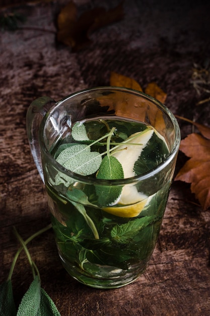 Vaso de alto ángulo con agua caliente y limón.