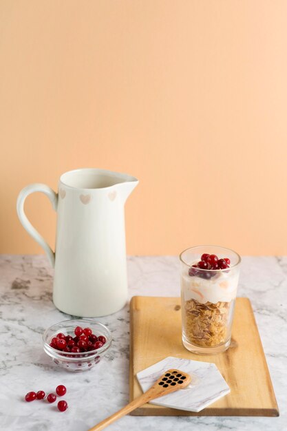 Vaso alto de ángulo alto con copos de maíz, yogur y frutas