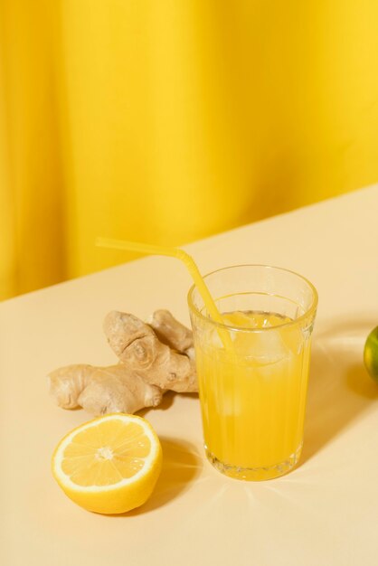 Vaso de alto ángulo con jugo de limón