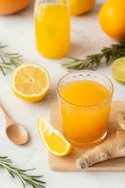 Vaso de alto ángulo con jugo de naranja