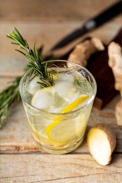 Vaso de alto ángulo con limón y hielo