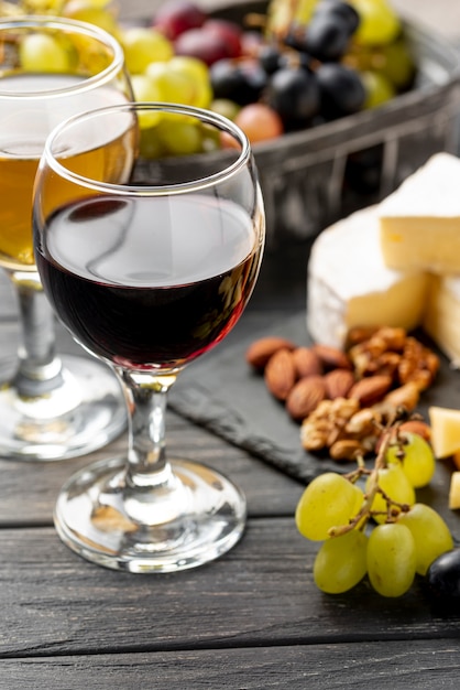 Vaso de ángulo alto con vino y bocadillo para degustación