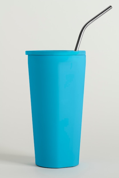 Vaso azul con un recurso de diseño de pajita