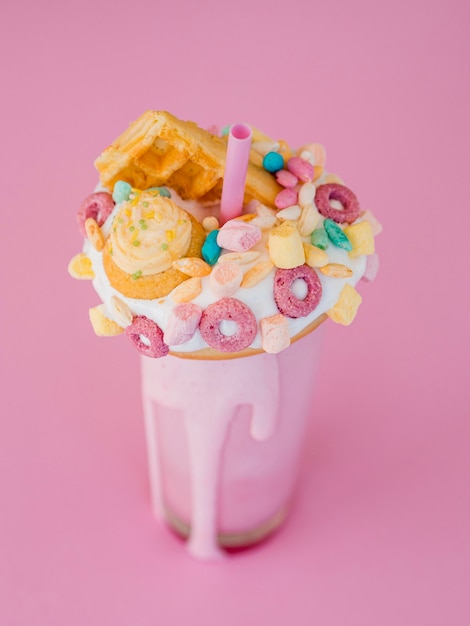 Foto gratuita vaso de batido de alto ángulo con galleta