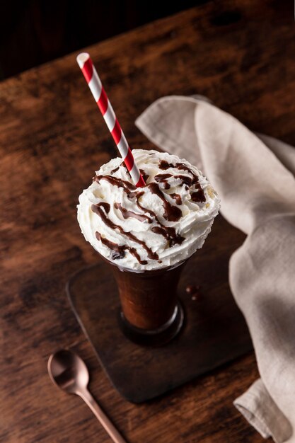 Vaso de batido de chocolate en la mesa